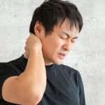 その肩の痛みは生活習慣が原因かも？肩こりの原因と解消・予防方法