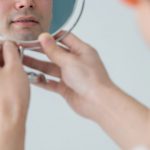 大きくて痛い！男性の鼻にニキビができる原因とは？