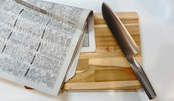 家にあるもので包丁を研ぐ方法＿新聞紙