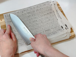 家にあるもので包丁を研ぐ方法＿新聞紙_2