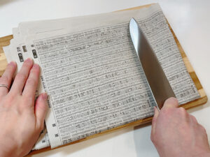 家にあるもので包丁を研ぐ方法＿新聞紙_4