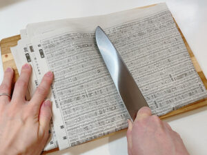 家にあるもので包丁を研ぐ方法＿新聞紙_5