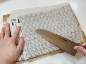 家にあるもので包丁を研ぐ方法＿新聞紙_6