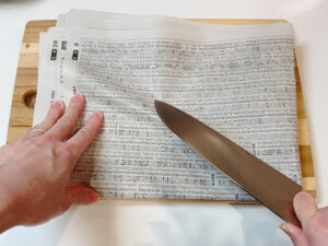 家にあるもので包丁を研ぐ方法＿新聞紙_7